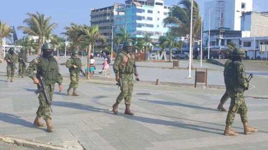 Un equipo militar realiza un patrullaje en el sector de Las Palmas. Esmeraldas, 
 29 de octubre de 2022.