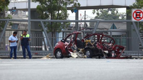 Un carro estalló afuera de la Terminal Terrestre, en Pascuales (Guayaquil), la madrugada del 1 de noviembre de 2022.