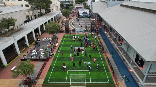 Vista panorámica de la Embajada del Hincha, en el Palacio de Cristal, Guayaquil, el 28 de octubre de 2022, adecuada en el contexto de la final de la Copa Libertadores.