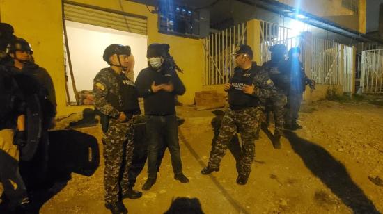 Foto referencial de los operativos de control en Guayaquil, durante el toque de queda la madrugada del 2 de noviembre de 2022.