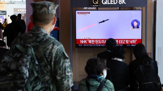 Personas observan una transmisión sobre el lanzamiento de un misil balístico por parte de Corea del Norte frente a su costa oriental, en Seúl, Corea del Sur, el 2 de noviembre de 2022, aumentando la tensión entre las dos Coreas.