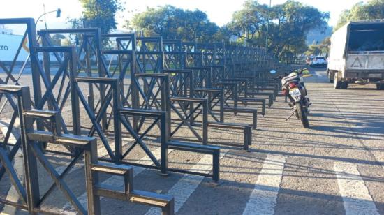 Imagen de la instalación de la tarima en la avenida Fray Vicente Solano, para la parada militar en Cuenca, suspendida por la ola de violencia en el país.