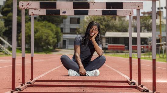 Anahí Suárez sonríe en la pista de atletismo de los Chasquis, en Quito.