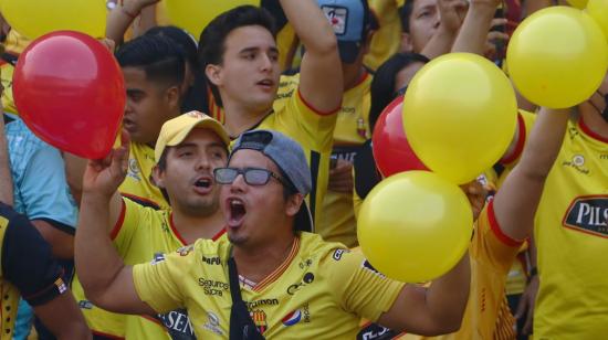 Hinchas de Barcelona durante la final de ida ante Aucas en el estadio Banco Pichincha, el domingo 6 de noviembre de 2022.