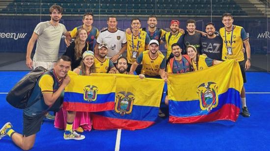 La selección ecuatoriana de pádel posa luego de uno de los encuentros en el Mundial de Dubai.