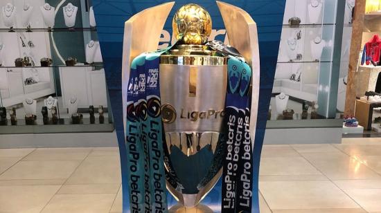 El trofeo de la LigaPro 2022 se exhibe en el Mall del Sol antes de la primera final entre Barcelona y Aucas.