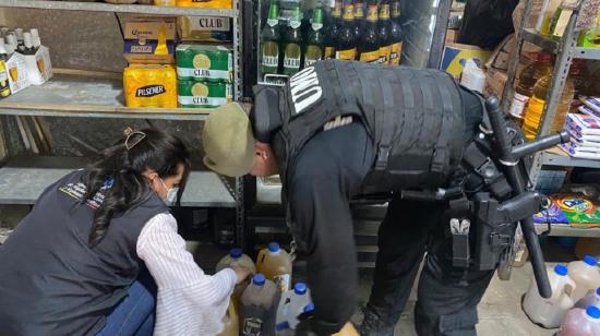 Operativo de control del Arcsa y de la Policía para decomisar alcohol adulterado en Manabí, el 2 de noviembre de 2022. 