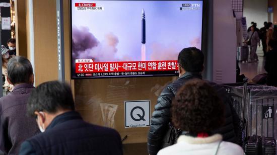 Personas en Seúl observan por televisión el lanzamientos de nuevos misiles norcoreanos, el 4 de noviembre de 2022. 