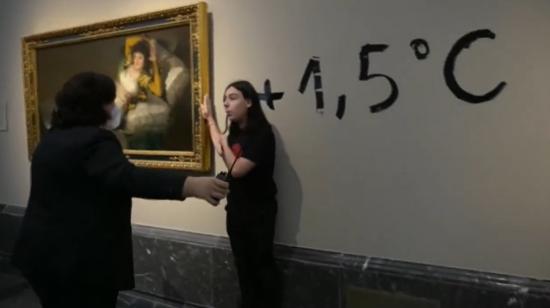 Uno de los activistas junto a un cuadro de Goya, en el Museo del Prado en Madrid, el 5 de noviembre de 2022. 