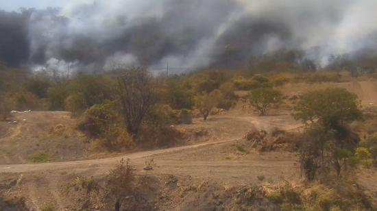 Cámaras de la Corporación de Seguridad Ciudadana de Guayaquil muestran el incendio forestal en un cerro de la ciudad, el 5 de noviembre de 2022. 