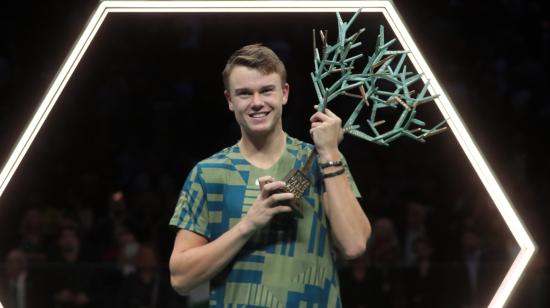 Holger Rune, con su trofeo de campeón del Masters de Paris, el 6 de noviembre de 2022.