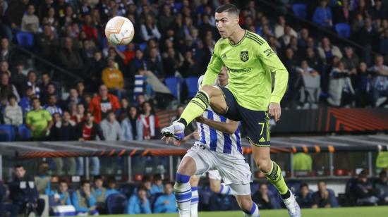 El defensa de la Real Sociedad Robin Le Normand (i) disputa el balón ante el delantero portugués del Manchester United Cristiano Ronaldo (d), el 3 de noviembre de 2022.