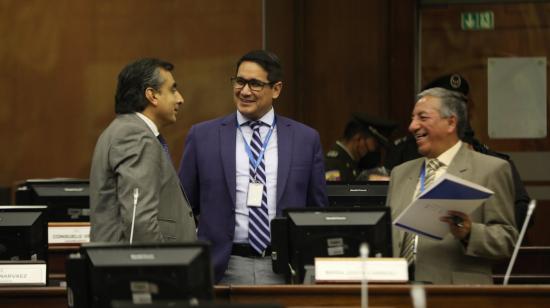 Ramiro Narváez (izq.) en la sesión de la Asamblea Nacional, del 7 de noviembre del 2022.