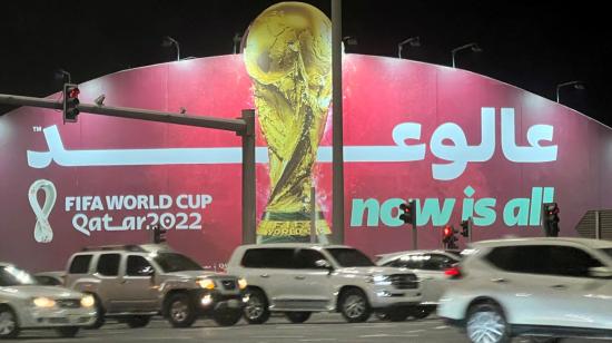 Un anuncio con el trofeo de la Copa del Mundo promociona el torneo en Doha, Qatar, el 7 de noviembre de 2022.