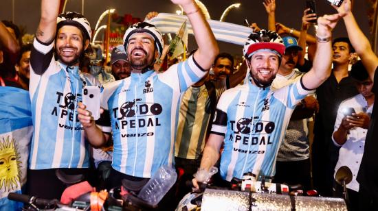 Hinchas argentinos llegaron en bicicleta a Doha, Qatar, el 7 de noviembre de 2022.