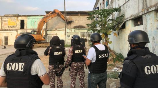 Demolición del pabellón consular de la Penitenciaría del Litoral, el 8 de noviembre de 2022, en Guayaquil.