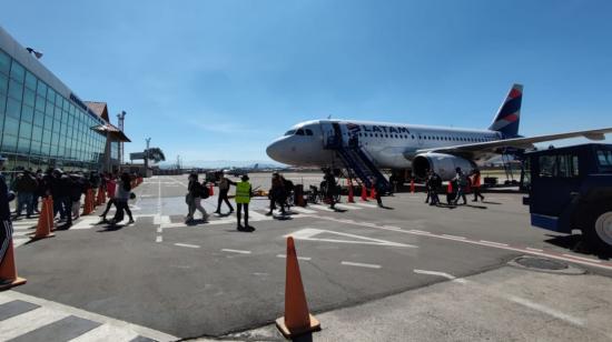 Un avión en el Aeropuerto Mariscal La Mar de Cuenca, el 13 de agosto de 2022. 