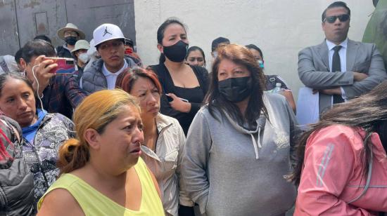 Mayra García pedía información de su hijo en los exteriores de la cárcel El Inca. Quito, 8 de noviembre de 2022