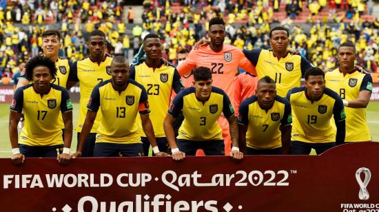 Los jugadores de la selección ecuatoriana se forman antes de enfrentar a Brasil, en Quito, el 27 de enero de 2022.