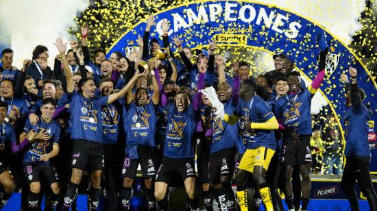 Los jugadores de Independiente festejan el campeonato de la Copa Ecuador con el trofeo alcanzado el 8 de noviembre de 2022.