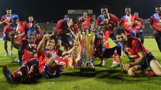 El Nacional celebra el título de la Serie B en el estadio Olímpico Atahualpa, el 30 de octubre de 2022.