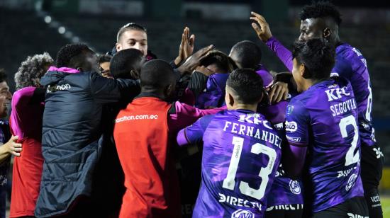 Los jugadores de Independiente del Valle celebran el título de la Copa Ecuador 2022 en el estadio Olímpico Atahualpa.