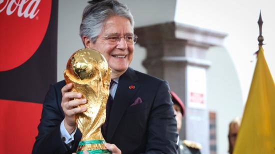 El presidente, Guillermo Lasso recibió la Copa del Mundo, en el Palacio de Carondelet, el 31 de octubre de 2022.