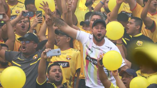 La hinchada de Barcelona, durante la final de ida el 6 de noviembre de 2022.