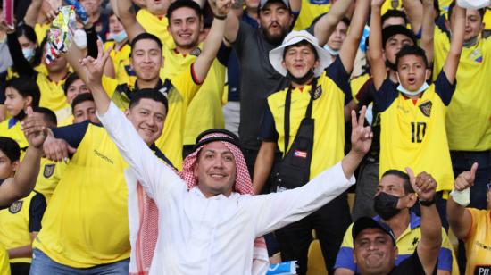 Hinchas ecuatorianos en el estadio Monumental Banco Pichincha, durante el partido Ecuador -  Argentina. Guayaquil, 29 de marzo de 2022.