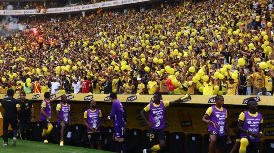 Hinchas de Barcelona reciben al equipo con globos, mientras uno enciende una bengala, el domingo 6 de noviembre de 2022.