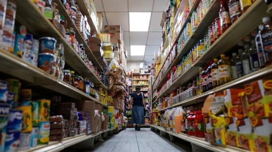 Una mujer hace compras en un supermercado en Estados Unidos, en agosto de 2022.