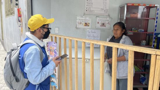 Steven Morocho hace una entrevista a una ciudadana, en La Ferroviaria, al inicio del censo. 