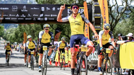 Ciclistas durante la primera edición de L'Étape Ecuador, en Cuenca, el 20 de febrero de 2022.