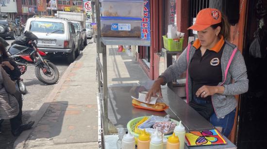 Carolina Mendoza sirve dos tequeños en su negocio de comida, cerca de la avenida La Jota.