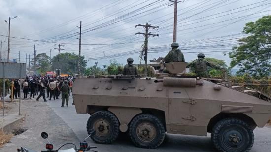 Militares en un operativo en los alrededores de la Refinería de Esmeraldas, el 10 de noviembre de 2022. En esta provincia opera una Fuerza de Tarea Conjunta.