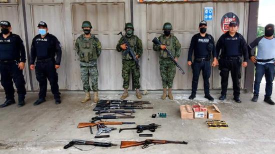 Ametralladoras Mini Uzi, carabinas Scort y rifles Marlen incautados en El Guabo, el 5 de mayo de 2022.