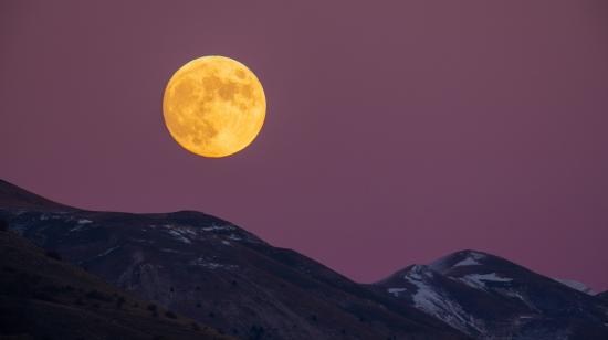 Vista frontal del último eclipse lunar total, desde Tailandia, el 8 de noviembre de 2022. 