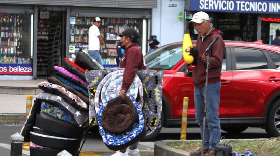 Una persona vende artículos para mascotas en una calle del centro norte de Quito, en septiembre de 2022.