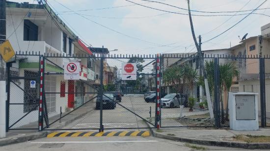 Moradores de Sauces 2, norte de Guayaquil, compraron y colocaron una puerta de malla para blindarse de la violencia en sus manzanas.