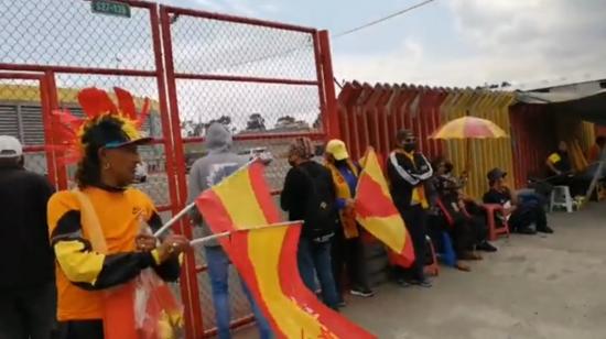 Hinchas del Aucas, haciendo fila en el estadio Gonzalo Pozo Ripalda, el 11 de noviembre de 2022.