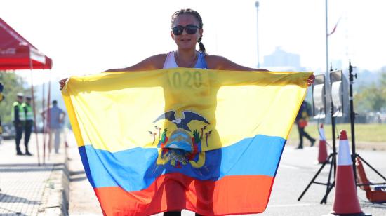 Glenda Morejón sostiene una bandera ecuatoriana en los Juegos Suramericanos de Asunción, el 12 de octubre de 2022.