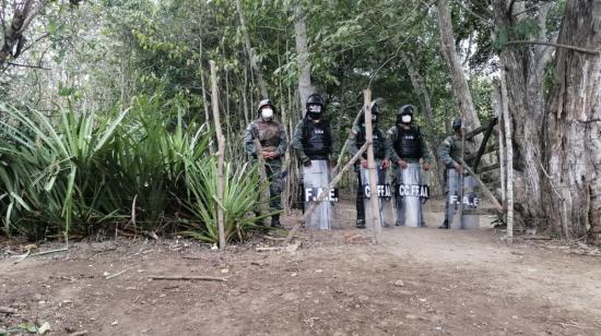 Miembros de las Fuerzas Armadas custodian los accesos al cerro de Montecristi, en Manabí. 30 agosto de 2021