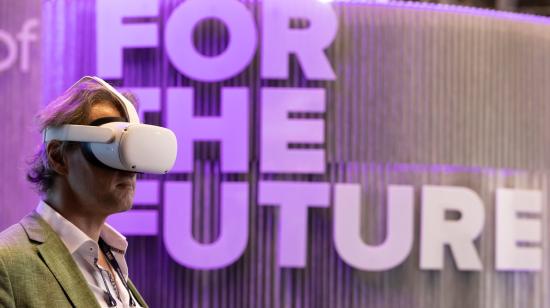 Un usuario prueba una gafas de realidad virtual en la feria tecnológica  Web Summit 2022, en Lisboa, Portugal, el 3 de noviembre de 2022. 