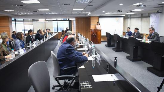 Delegados de empleados y empleadores en la primera reunión del Consejo de Salarios, en Quito, el 11 de noviembre de 2022. 