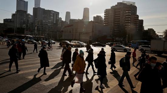 Personas caminan por una calle de Beijing, China, el 9 de noviembre de 2022. 