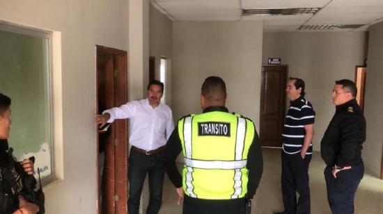 El titular del SNAI, Guillermo Rodríguez, durante la inspección el nuevo centro de detención para infractores en Daule, el 12 de noviembre de 2022. 