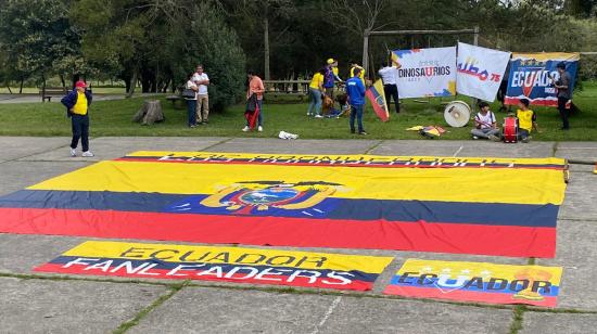 Varios hinchas ecuatorianos despliegan sus banderas en el Parque  Metropolitano de Quito, el 12 de noviembre de 2022.