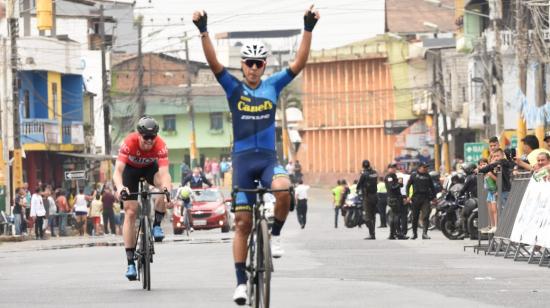 El mexicano Ignacio Prado levanta sus brazos después de cruzar la meta en la Etapa 1 de la Vuelta al Ecuador, el 12 de noviembre de 2022.