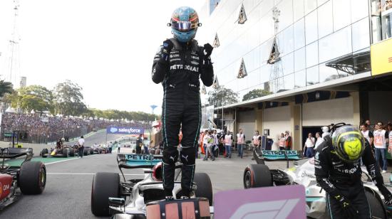 George Russell festeja su triunfo en la carrera sprint de Brasil, el 12 de noviembre de 2022.