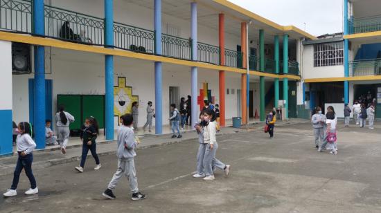 Estudiantes de una escuela fiscal de Quito, el 22 de abril de 2022.